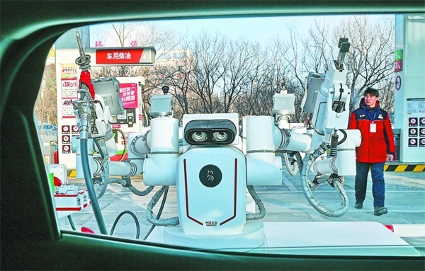 智能加油機(jī)器人在加能站工作。受訪者供圖