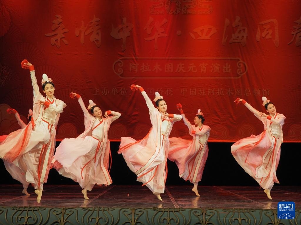 2月11日，在哈薩克斯坦阿拉木圖的阿拜國家歌劇和芭蕾舞劇院，中國演員表演舞蹈《元日霓裳》。新華社記者 趙宇 攝