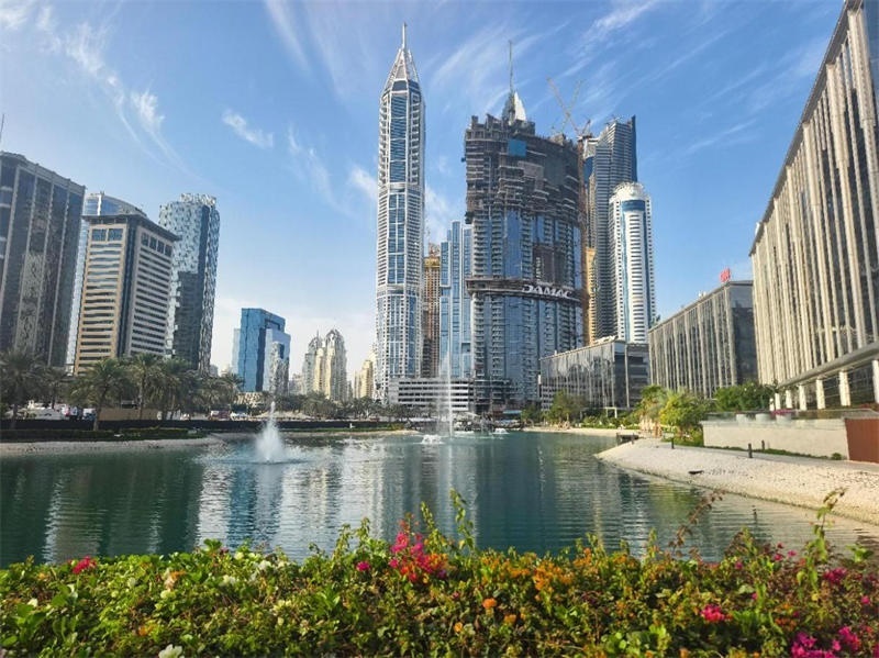 正在建設(shè)中的卡瓦利卡薩高層住宅項目（圖中有腳手架建筑）。 中建中東供圖 