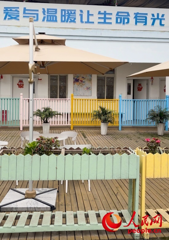 為讓“老小孩”住著開(kāi)心，南泉鎮(zhèn)衛(wèi)生院設(shè)計(jì)成幼兒園風(fēng)格。人民網(wǎng) 陳葉欣攝