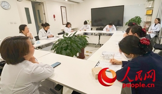交班會(huì)上，海淀醫(yī)院安寧療護(hù)團(tuán)隊(duì)討論患者和家屬需求。人民網(wǎng)記者 金慧慧攝