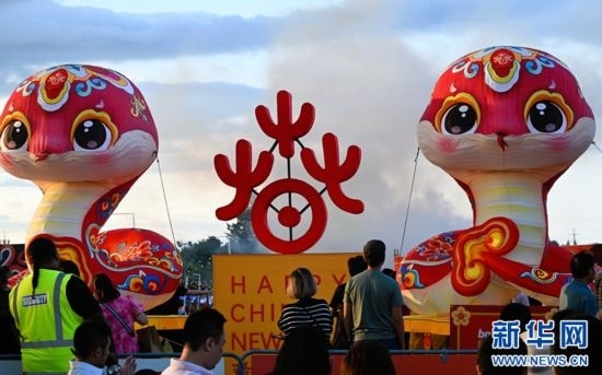 圖為游客在2025年奧克蘭元宵燈節(jié)游覽。（圖片由奧克蘭中國文化中心提供）