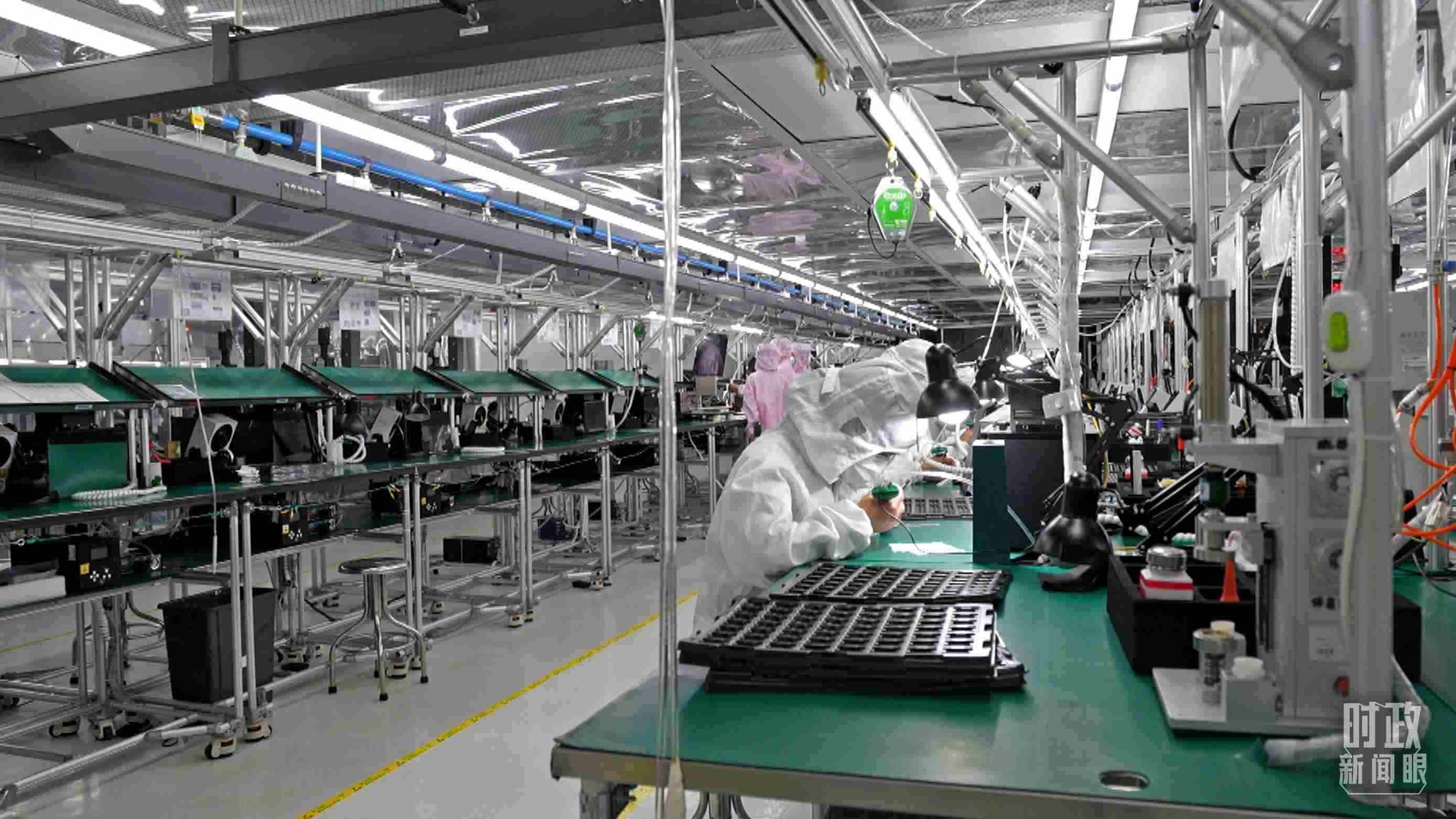 △四川省宜賓市極米光電有限公司的無塵車間光機組裝線。（總臺央視記者范學(xué)禹拍攝）