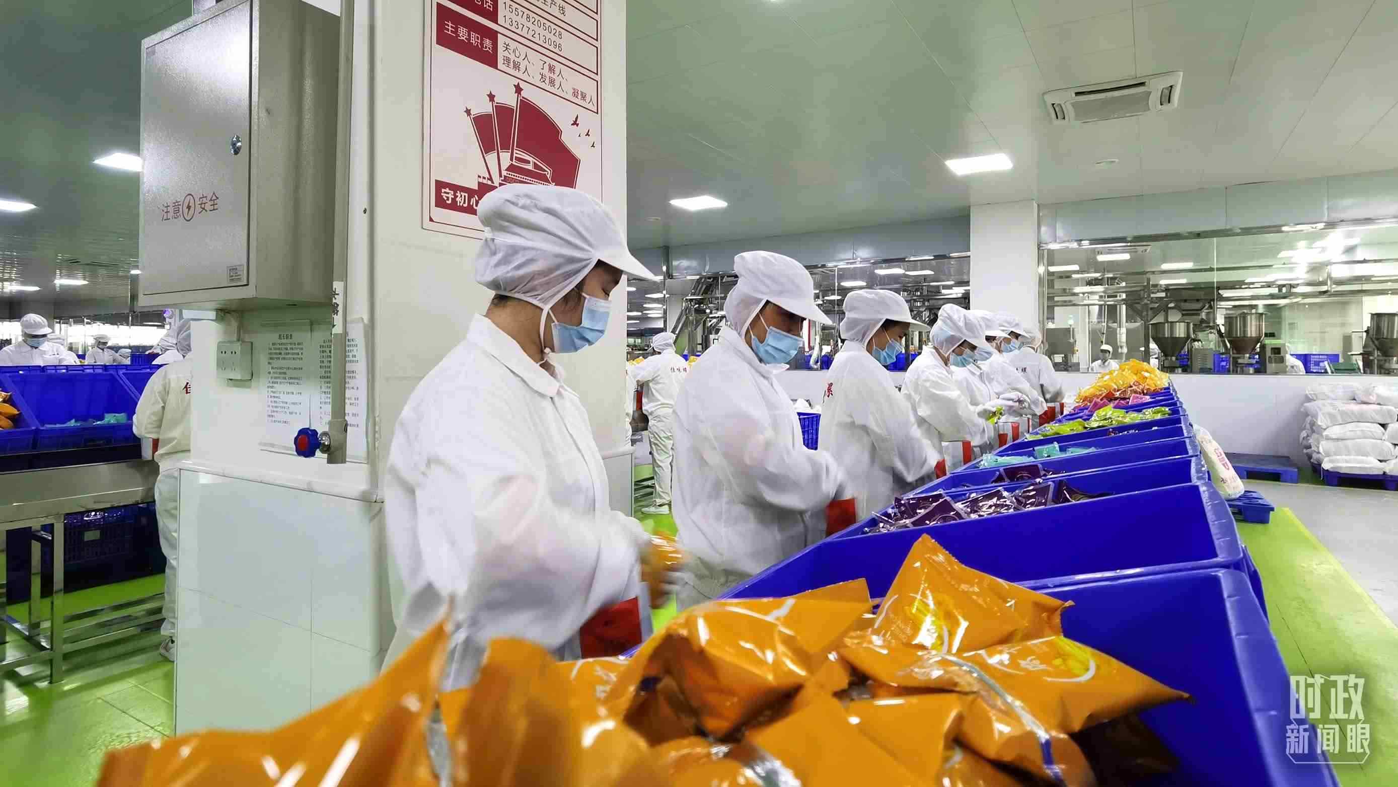 △廣西柳州螺螄粉配料包生產(chǎn)線。（總臺央視記者郭鴻拍攝）