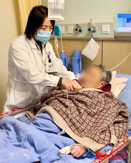 廖澤燕為張婆婆聽(tīng)診。人民網(wǎng)記者 金慧慧攝