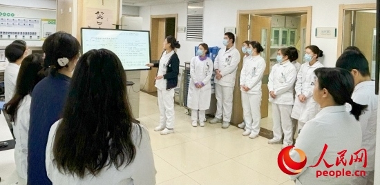 華西第四醫(yī)院姑息醫(yī)學(xué)科交班會上，護(hù)士介紹患者情況。人民網(wǎng)記者 金慧慧攝