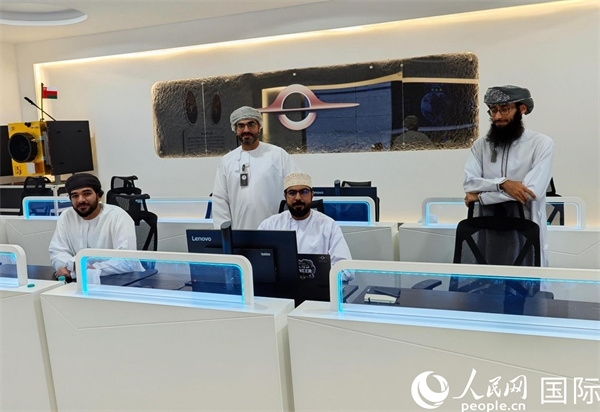 阿曼蘭斯航天公司員工在工作中。人民網 海瑟姆·穆扎恩攝