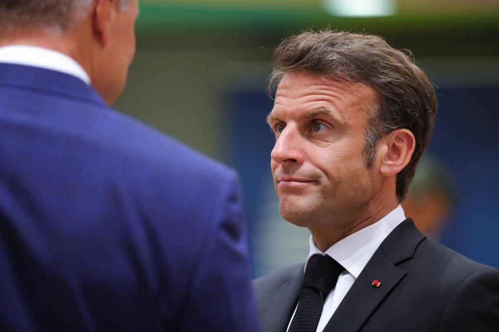 2023年6月29日，在比利時(shí)布魯塞爾，法國(guó)總統(tǒng)馬克龍（右）準(zhǔn)備出席歐盟峰會(huì)。新華社記者鄭煥松攝