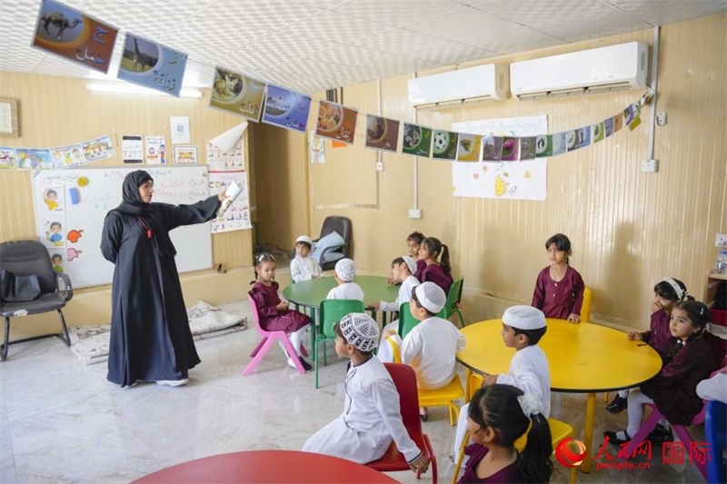 在庫姆扎爾的學校，老師正在給孩子們上課。人民網(wǎng) 塔里克·易卜拉欣攝