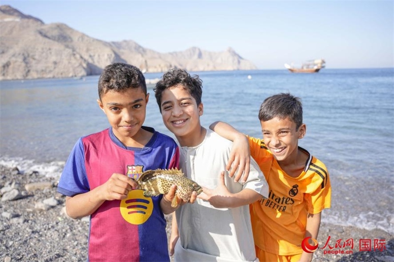 在海邊玩耍的孩子們。人民網(wǎng) 塔里克·易卜拉欣攝