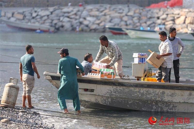 當?shù)厝藗冊谶\送生活物資。人民網(wǎng) 塔里克·易卜拉欣攝