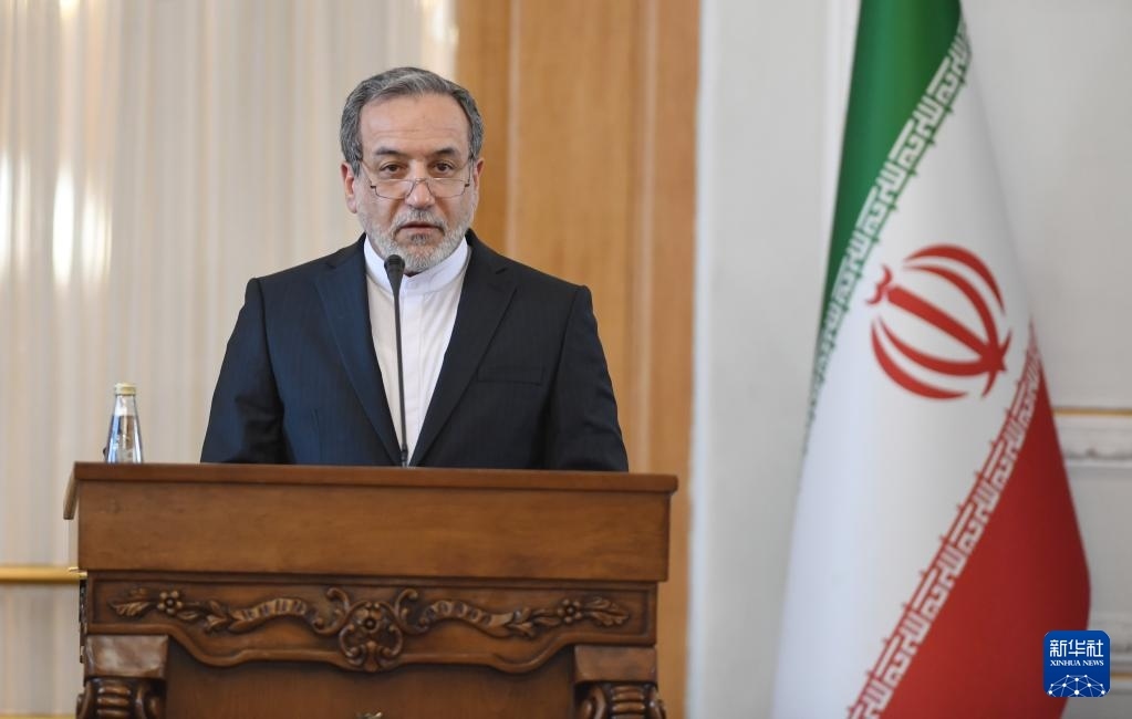 2月25日，在伊朗德黑蘭，伊朗外交部長(zhǎng)阿拉格齊出席聯(lián)合新聞發(fā)布會(huì)。新華社記者 沙達(dá)提 攝