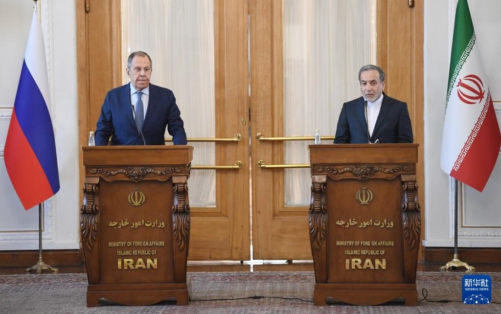 2月25日，在伊朗德黑蘭，伊朗外交部長(zhǎng)阿拉格齊（右）與俄羅斯外長(zhǎng)拉夫羅夫出席聯(lián)合新聞發(fā)布會(huì)。新華社記者 沙達(dá)提 攝