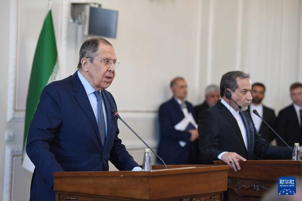 2月25日，在伊朗德黑蘭，俄羅斯外長(zhǎng)拉夫羅夫（左）與伊朗外交部長(zhǎng)阿拉格齊出席聯(lián)合新聞發(fā)布會(huì)。新華社記者 沙達(dá)提 攝