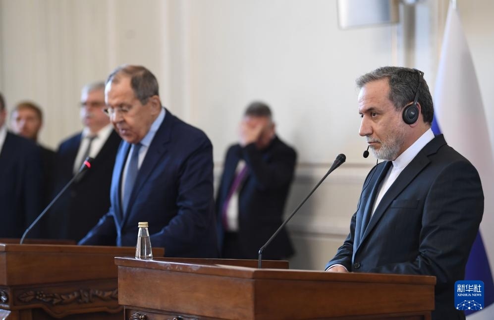 2月25日，在伊朗德黑蘭，伊朗外交部長(zhǎng)阿拉格齊（右）與俄羅斯外長(zhǎng)拉夫羅夫出席聯(lián)合新聞發(fā)布會(huì)。新華社記者 沙達(dá)提 攝