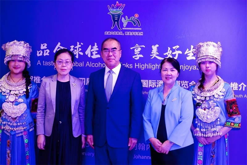 潘慶江總領(lǐng)事與王洪波秘書長(zhǎng)合影。（南非貴州商會(huì)供圖）