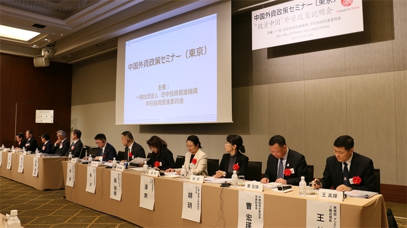 商務(wù)部和工業(yè)和信息化部相關(guān)司局負責(zé)人進行政策說明以及答疑解惑。人民網(wǎng) 許可攝