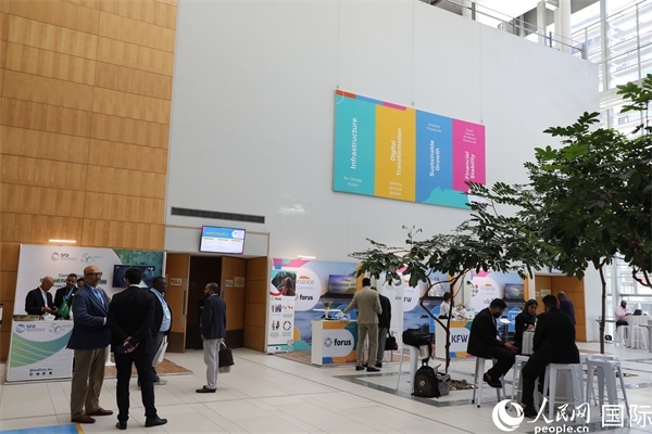 第5屆“共同金融”峰會在南非開普敦國際會議中心開幕。圖為與會嘉賓正在交談。人民網(wǎng)記者 戴楷然攝
