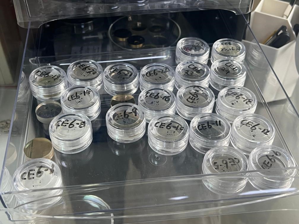 包含嫦娥六號(hào)樣品的樹脂靶。新華社記者 溫競(jìng)?cè)A 攝