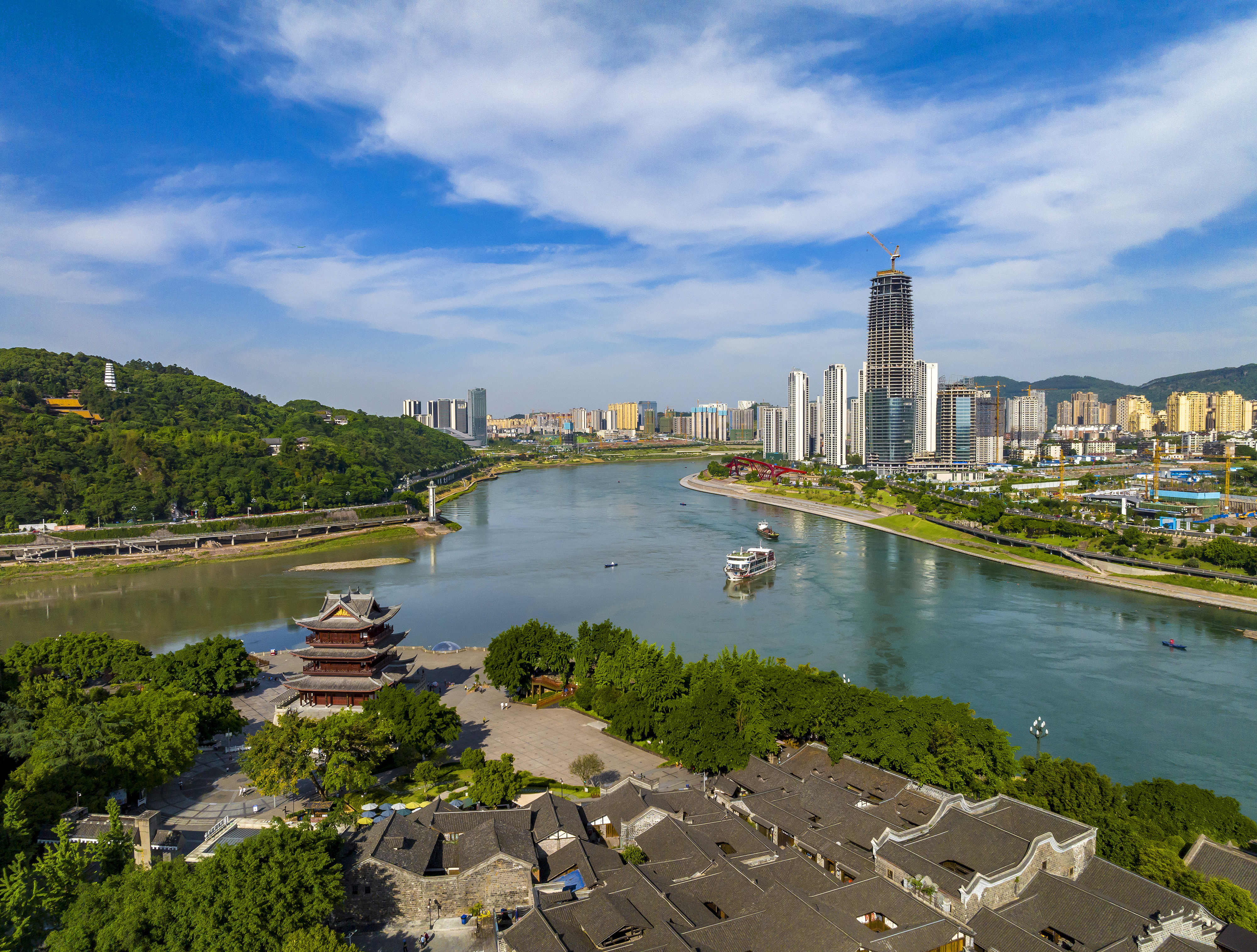 “長江首城”四川宜賓，經(jīng)過長江生態(tài)綜合治理后的三江交匯處風光。