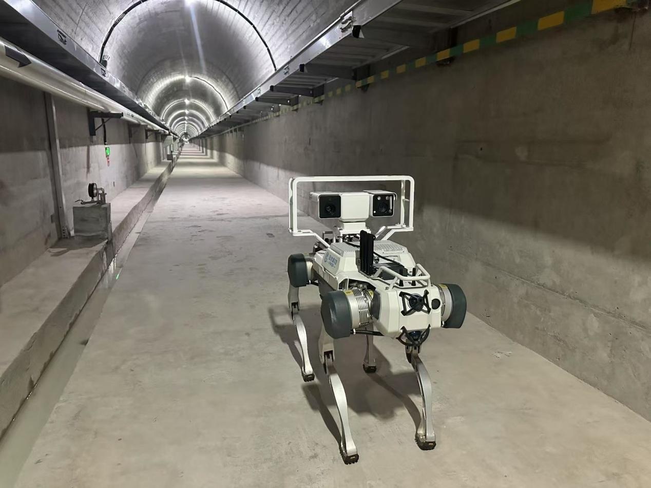 機(jī)器人正在對(duì)大壩廊道進(jìn)行巡檢，重點(diǎn)監(jiān)測(cè)裂縫，滲水點(diǎn)，積水等。水利部供圖