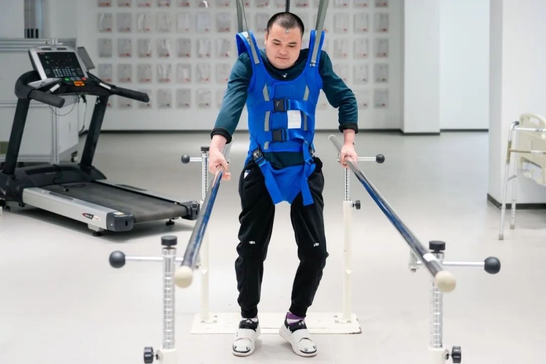 在術(shù)后第14天，患者依靠自身運(yùn)動(dòng)意圖行走。復(fù)旦大學(xué)供圖