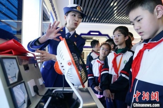 圖為學(xué)生們參觀道里區(qū)消防救援大隊消防科普體驗館內(nèi)電器火災(zāi)演示實驗臺。中新社記者 趙宇航 攝