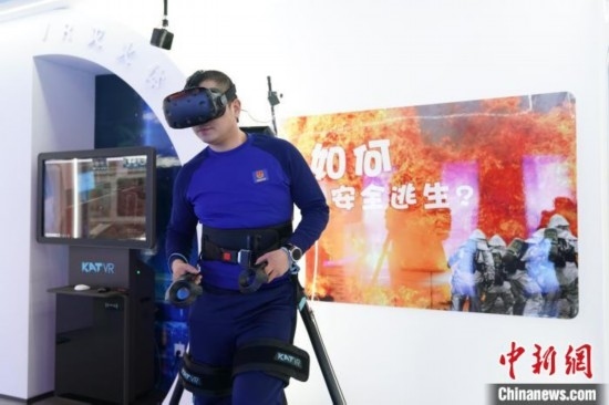 圖為消防員利用VR展示火災(zāi)如何逃生。中新社記者 趙宇航 攝