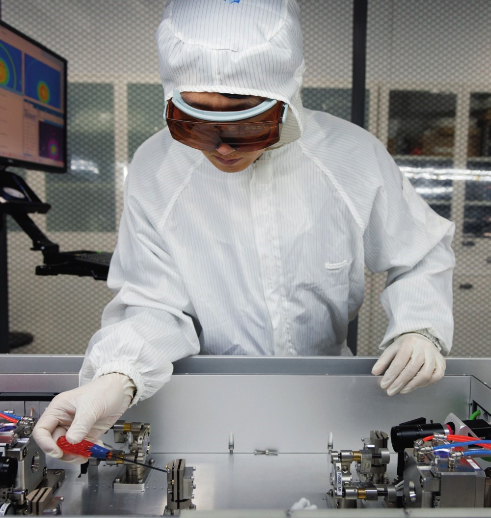 科研人員在廣東東莞阿秒科學中心實驗室調(diào)試高性能激光器（2025年1月10日攝）。金立旺攝/本刊