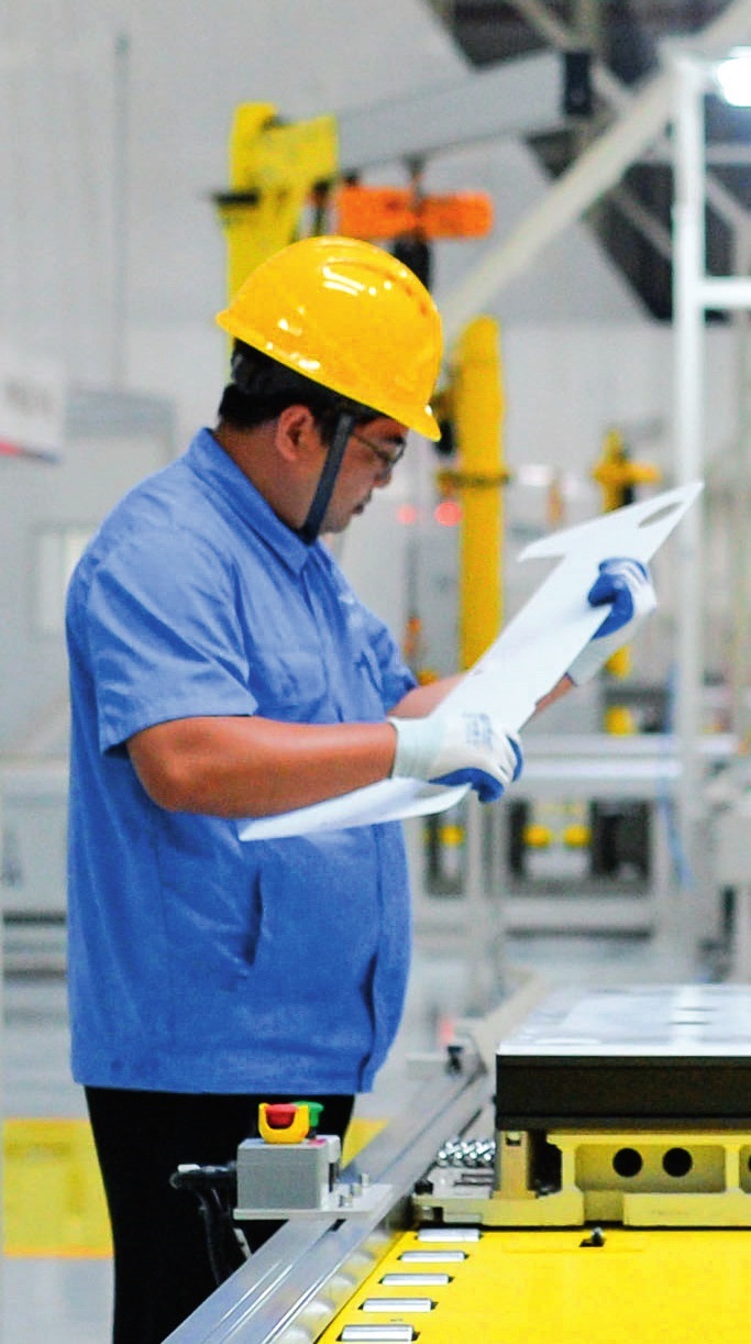 工人在位于廣東珠海的緯景儲能珠海“超G工廠”工作（2024年5月19日攝）。李任滋攝/本刊