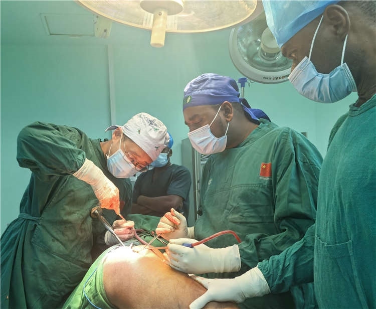 王磊醫(yī)師手術中。中國援桑醫(yī)療隊供圖