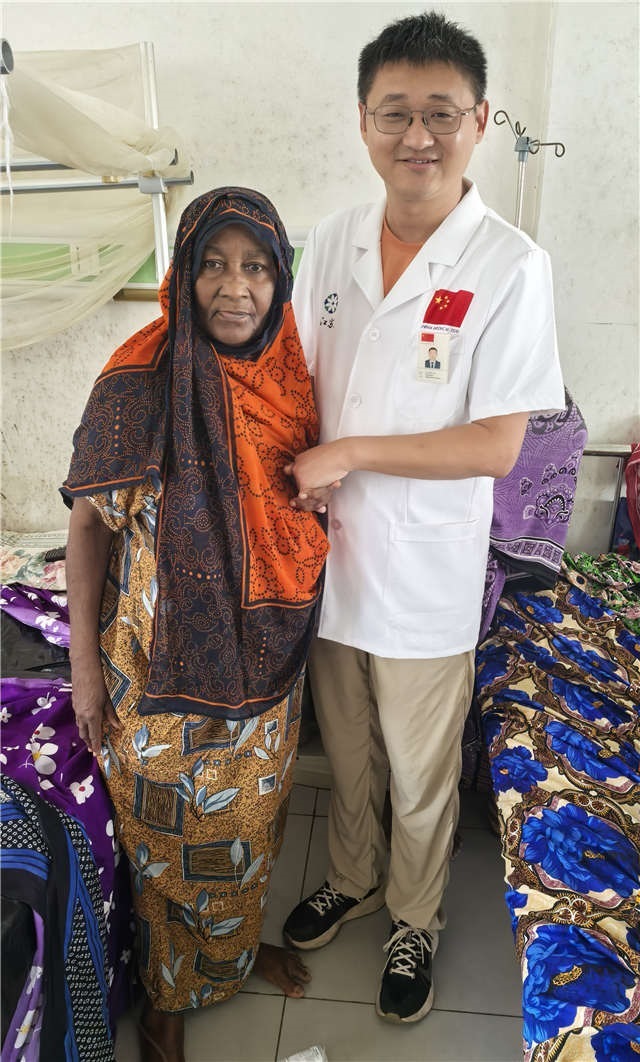 術后第二天患者即能站立。中國援桑醫(yī)療隊供圖