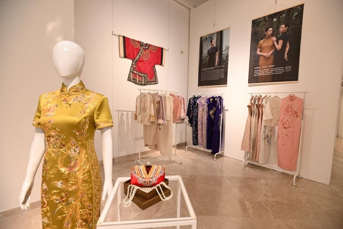 展覽現(xiàn)場展出各種款式的精美旗袍。新加坡中國文化中心供圖