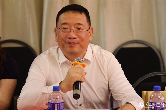 巴西文協(xié)主席上官建峰在座談會(huì)上致辭。人民網(wǎng)記者 陳海琪攝