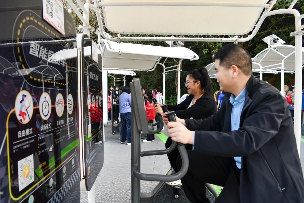 2024年1月20日，市民在蓮花山公園西區(qū)室外智能健身房參加競(jìng)賽活動(dòng)。當(dāng)日，深圳市室外智能健身競(jìng)賽活動(dòng)舉行。新華社記者 梁旭 攝