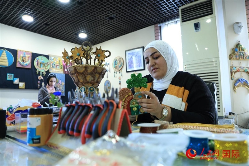 設(shè)計師娜達(dá)在制作巴比倫時期飾品。人民網(wǎng)伊納斯·易卜拉欣攝