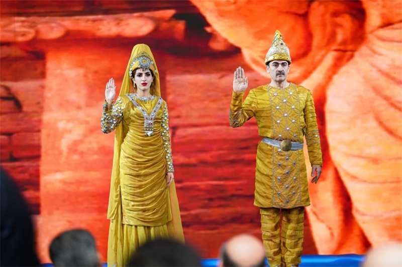 伊拉克時尚館舉辦的時裝展上，模特展示亞述時期服飾。伊拉克時尚館供圖