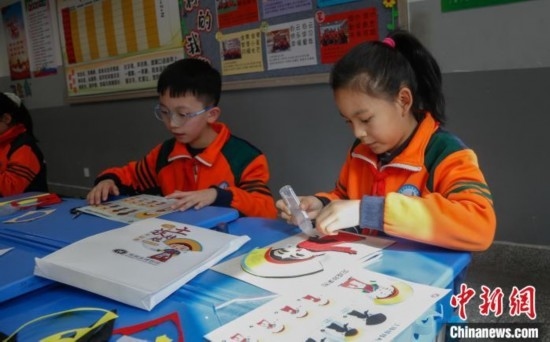圖為學(xué)生參與“土族娃娃布貼畫(huà)”社教課。中新社記者 馬銘言 攝