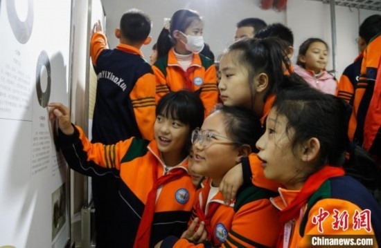 圖為學(xué)生參觀青海省博物館“1+3”主題流動(dòng)展覽，了解在青海喇家遺址出土的齊家文化 · 玉三璜聯(lián)璧。中新社記者 馬銘言 攝