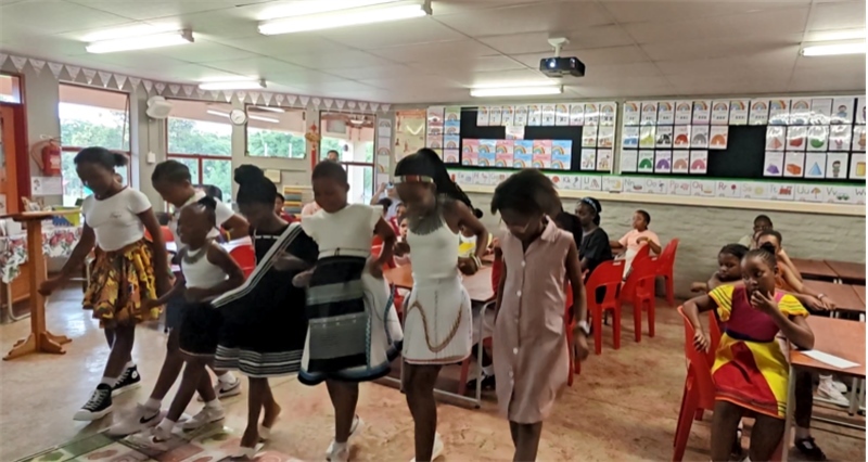 南非學(xué)生表演非洲歌舞，