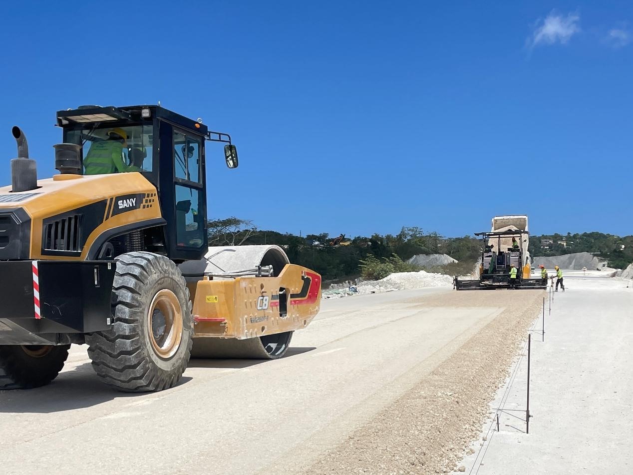 圖為中企承建的牙買加蒙特哥貝繞城路項目基層試驗段正在進(jìn)行攤鋪和碾壓施工，相關(guān)施工工作已于日前順利完成。中國港灣美洲區(qū)域公司供圖