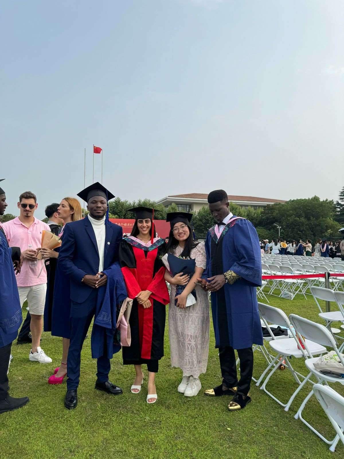 卡友琪（右三）在中國獲得學(xué)位后與同學(xué)合影。受訪者供圖