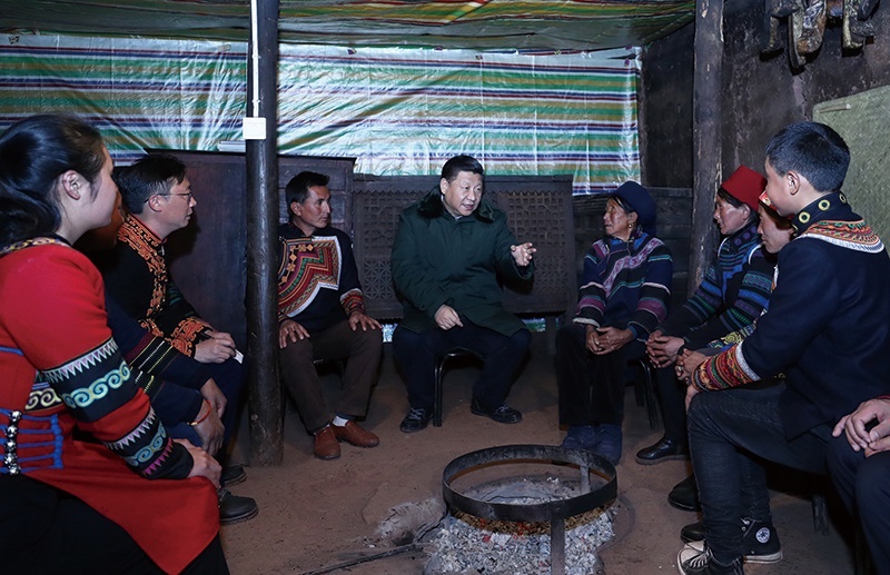 △2018年2月11日，四川涼山彝族自治州昭覺(jué)縣三岔河鄉(xiāng)三河村，習(xí)近平總書(shū)記來(lái)到村民節(jié)列俄阿木家中看望。