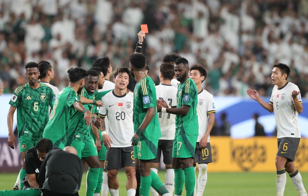 3月20日，主裁判向中國隊(duì)球員林良銘出示紅牌。新華社記者 王東震 攝