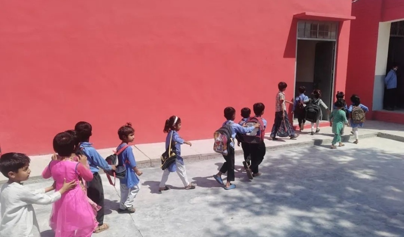 同學(xué)們走進(jìn)修繕一新的校園。中國(guó)電建集團(tuán)湖北工程有限公司供圖