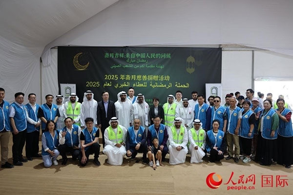 活動(dòng)現(xiàn)場，中阿雙方合影留念。人民網(wǎng)記者 張志文攝