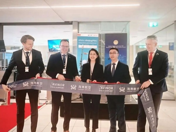 中國駐挪威大使侯悅（中）出席海航奧斯陸—北京直航開航儀式。中國駐挪威大使館供圖