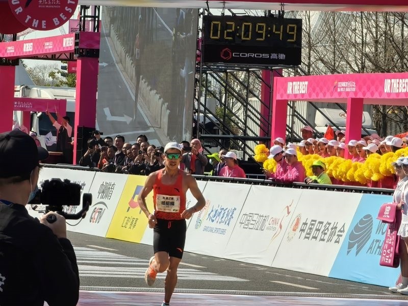 楊紹輝通過比賽終點(diǎn)。 人民網(wǎng)記者 楊磊攝