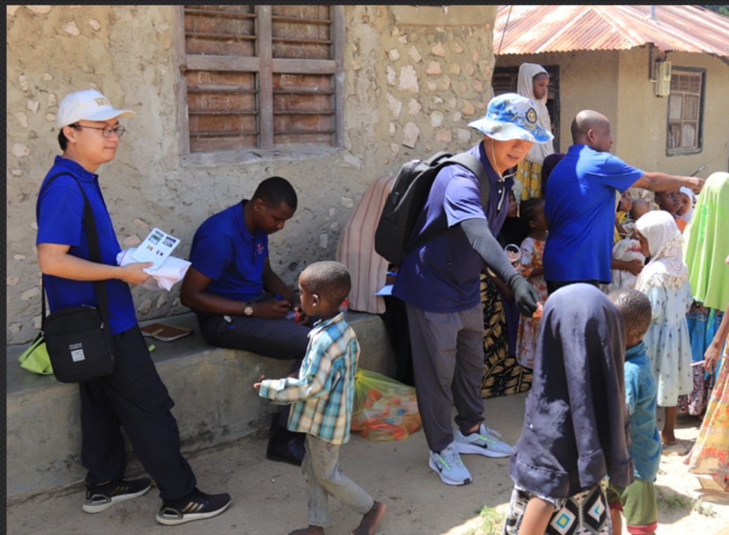 專家組向村民發(fā)放健康教育手冊和健康教育用品。專家組供圖