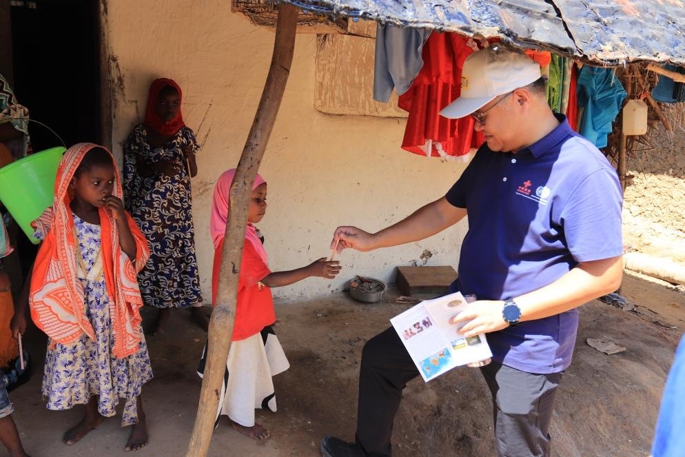 專家組向村民發(fā)放健康教育手冊和健康教育用品。專家組供圖